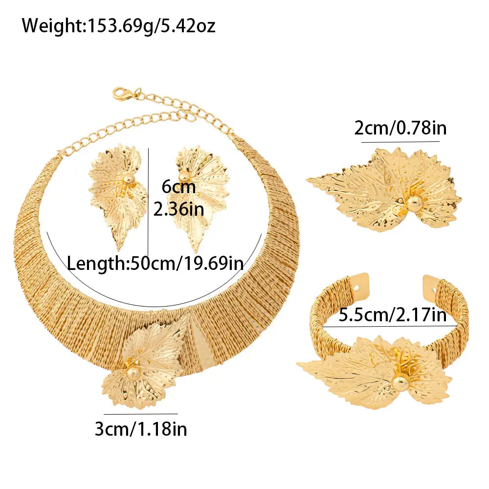 Parure de bijoux en perles et feuilles d’or, comprenant un collier à chaîne tissée texturée inspirée des feuilles d’or, avec des embellissements floraux centraux et des boucles d’oreilles ainsi qu’un bracelet assortis.