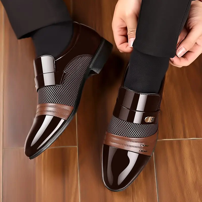 Chaussures habillées à enfiler en cuir à bout pointu, modèle Oxford, pour homme, en cuir verni noir et marron, avec des panneaux en maille et une boucle à ton doré.