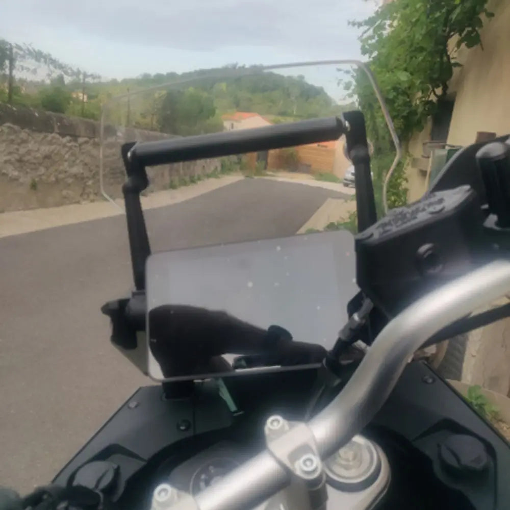 Schwarzer Motorrad-Windschutzschild mit klarem, gebogenem Glas-Panel, das an den Lenker montiert ist; mit der GPS-Navigationshalterung Cfmoto 800mt.