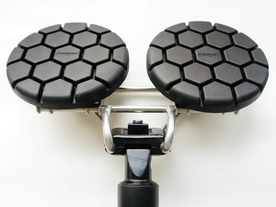 Schwarze, sechseckig gemusterte Gummigriffe für den Fahrradlenker mit metallischem Rahmen als Teil eines nasenlosen ergonomischen Fahrradsattels für lange Strecken.