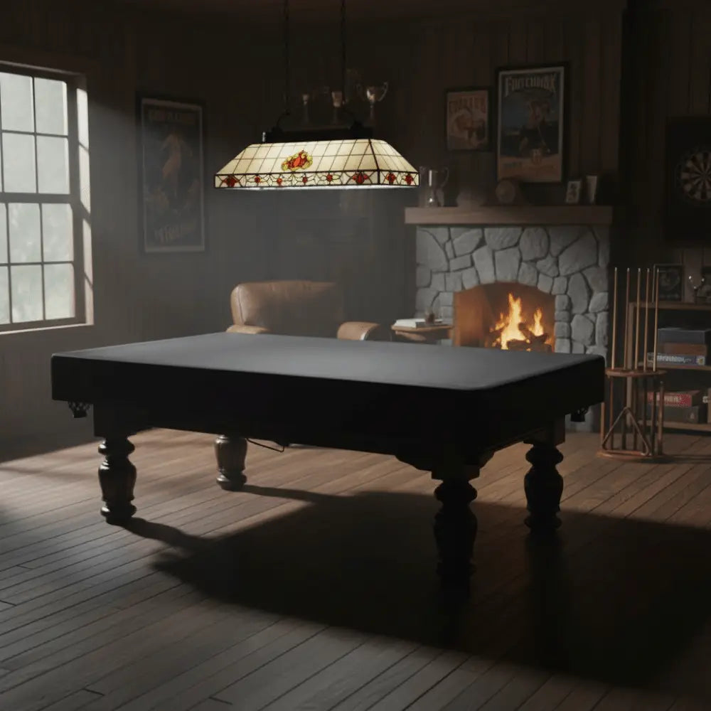 Housse de table de billard étanche en matériau Oxford 210d présentée sur une table de billard noire, avec des pieds ornés et une surface de feutre foncé lisse.