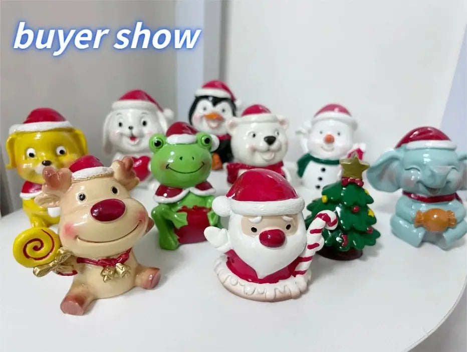 Colección de coloridas figuras decorativas de animales con temática navideña de resina brillante, que presenta renos de Santa Claus, pingüinos y otros animales festivos con sombreros rojos para decoración de escritorio en temporada navideña.