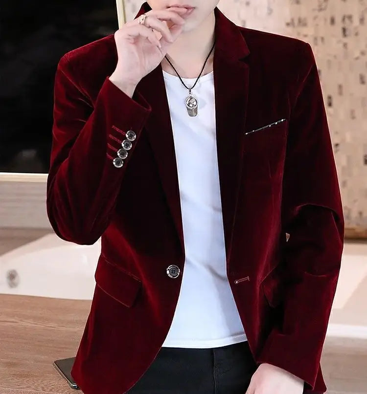Veste de blazer en velours à coupe slim pour homme, en bordeaux riche, avec des boutons à finition ton sur argent et une coupe sur mesure.