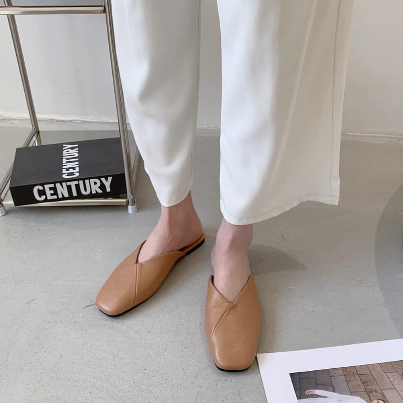Flache Maultier-Slipper mit quadratischer Zehenpartie aus beigem Leder (Braunton) mit minimalistischer Gestaltung in einem kräftigen Hellbraunton.