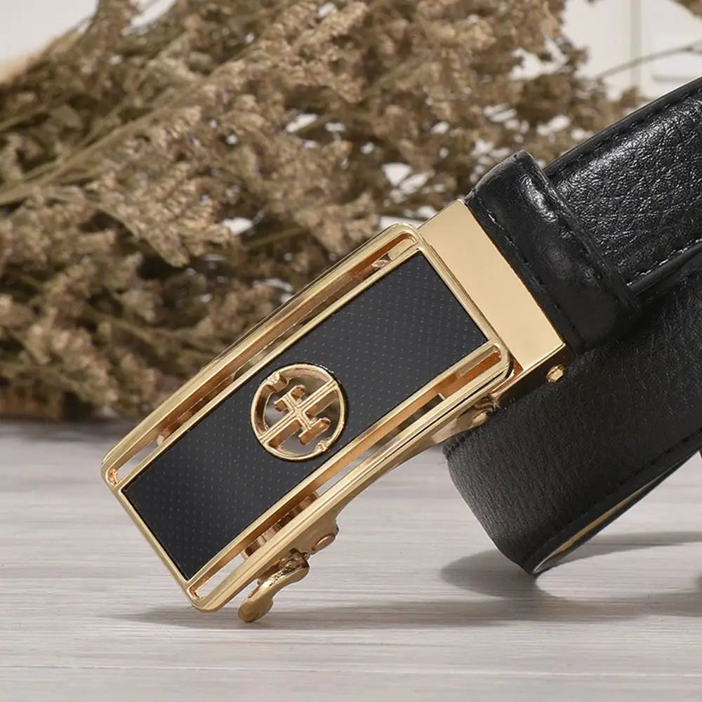 Ceinture en cuir noir véritable pour femmes, avec boucle automatique plaquée or présentant un logo circulaire.