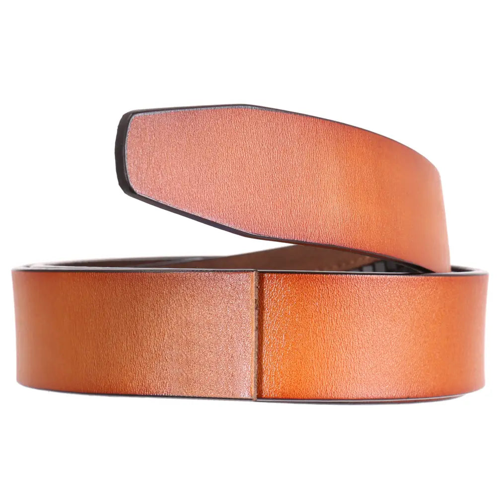 Une ceinture à cliquet beige pour homme, sans trous, au rendu soigné, avec une couture discrète le long des bords, dotée d’une sangle sans trous et d’une largeur de 3,5 cm.