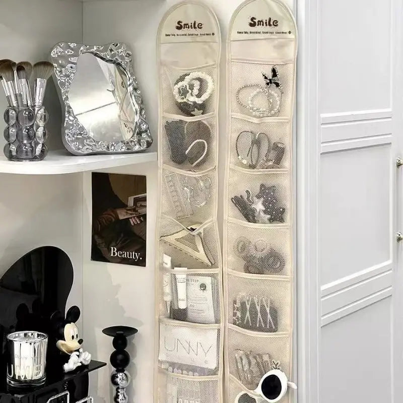 Beiger hängender Kleiderschrank-Organizer mit Mesh-Taschenspeicherbeutel mit mehreren Fächern und Lächeln-Aufdruck oben