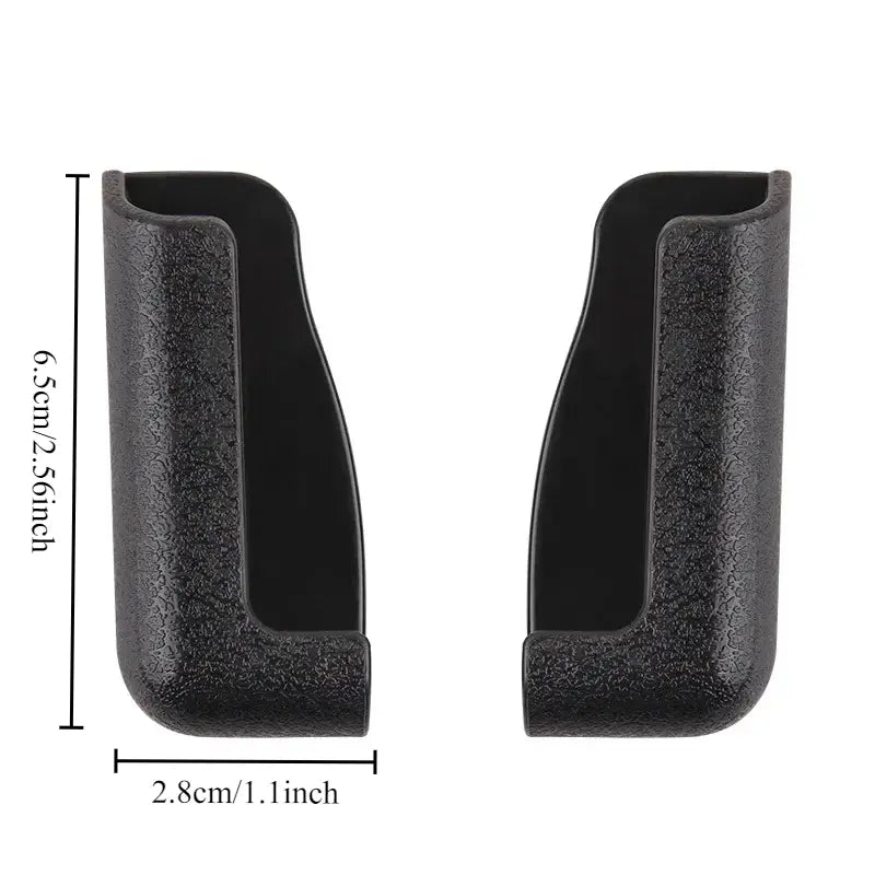 Inserciones de plástico con funda negra con medidas de 2,8 cm de ancho y 6,5 cm de alto para un soporte de teléfono de coche con cargador USB.