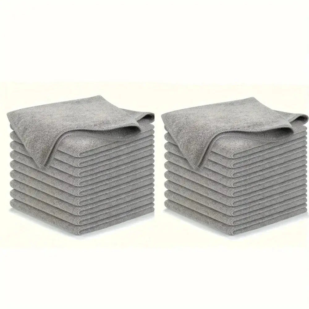 Des piles de chiffons de nettoyage en microfibres absorbants gris moyen doux pour un usage en cuisine dans un ensemble de chiffons de nettoyage en microfibres