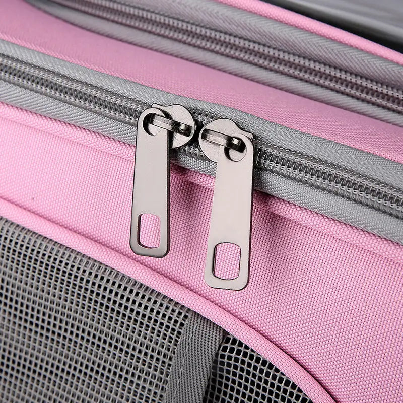 Poignées de fermeture éclair en tissu rose et grise avec coulisses argentées métalliques sur un sac à dos de transport pour animaux en tissu Oxford résistant, destiné aux petits chats et aux petits chiens