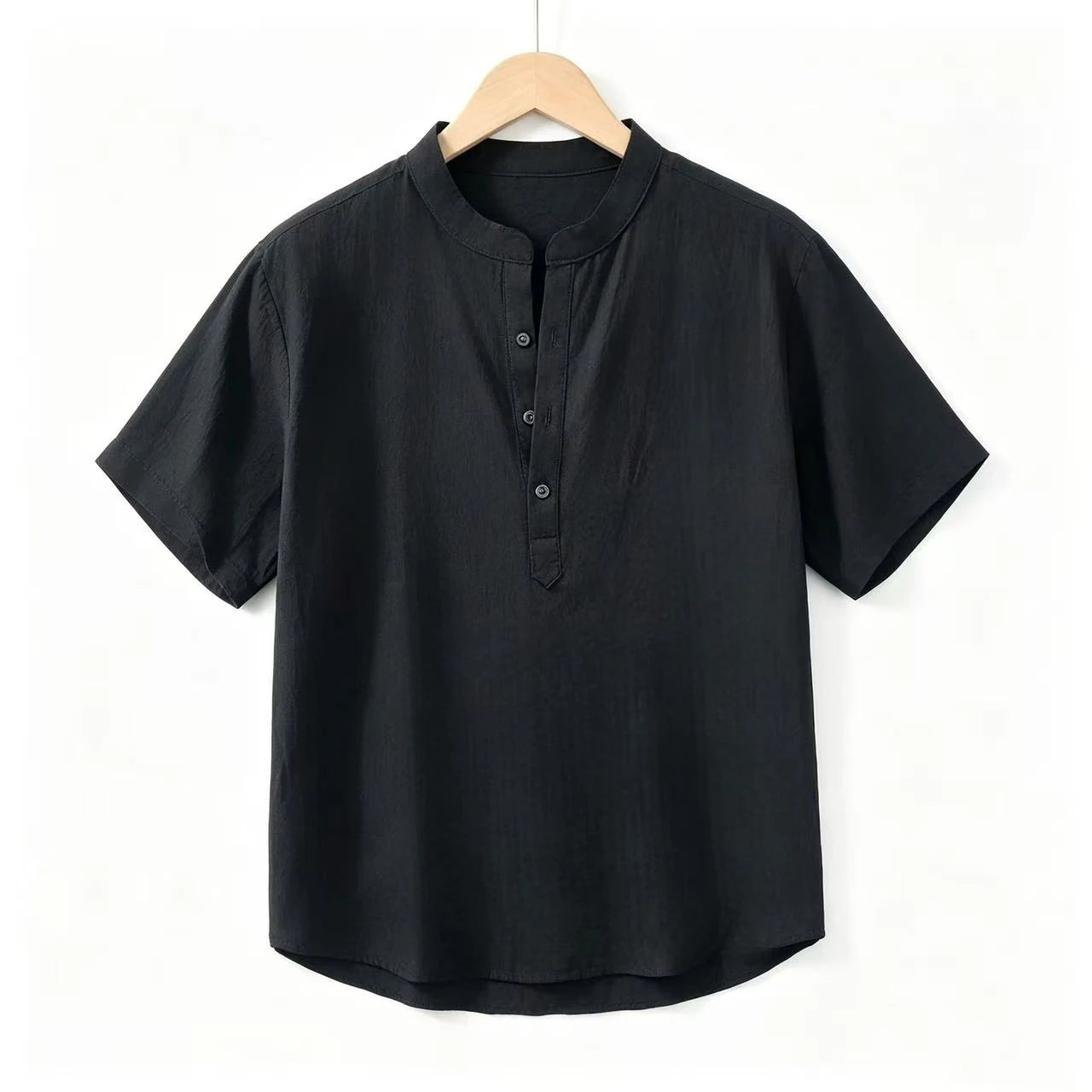 Schwarzes kurzärmeliges Herren- Baumwoll-Leinen-Freizeithemd mit Mandarin-Kragen und vorderer Knopfleiste.