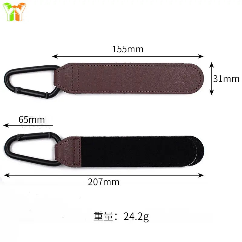 brauner Lederspazierwagenhaken mit schwarzem Karabinerclip, gefertigt aus PU-Leder, für eine verstellbare Befestigung der Kinderwagen-/Buggytasche