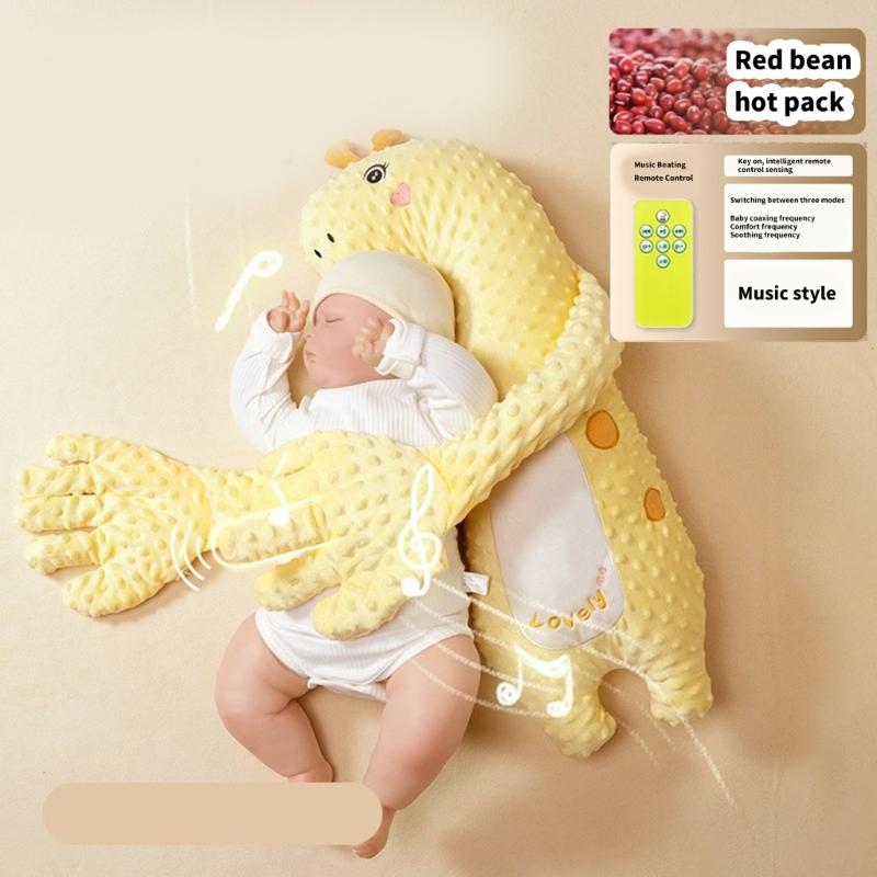 Gelb strukturierte Baby-Schlafhilfe als Plüschhandpuppe in Form eines Dinos mit orangefarbenen Tupfen und einer Fernbedienung für Musikmodi, entworfen zur beruhigenden Versorgung von Säuglingen.
