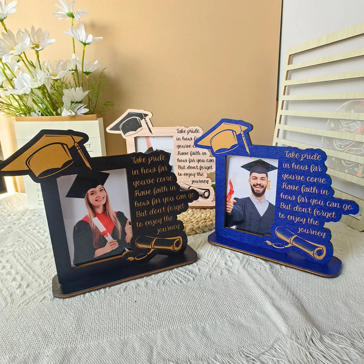 Marco de foto de graduación de madera azul temático con gorro de graduación y detalles de pan de oro, con una cita motivacional para la Promoción 2025.