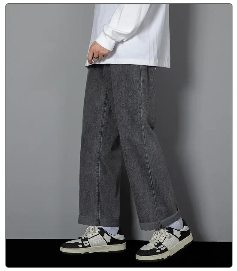 Herren-Casual-Jeans in geradem Schnitt mit weitem Bein in dunklem Grau mit entspanntem Sitz und umgeschlagenen Säumen aus Jeansstoff