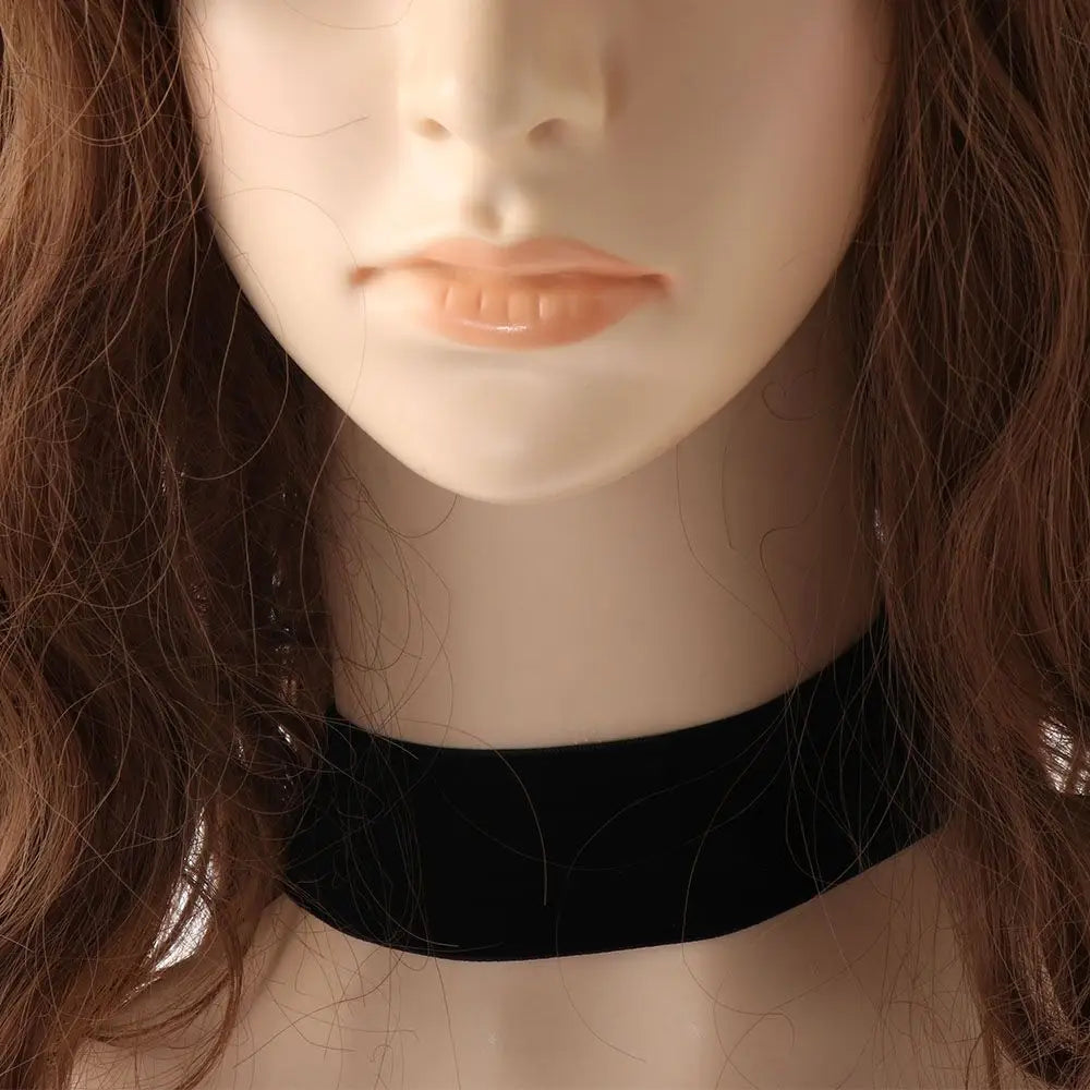 Collier ras du cou en velours noir présentant un design gothique vintage dans un matériau en velours noir doux.