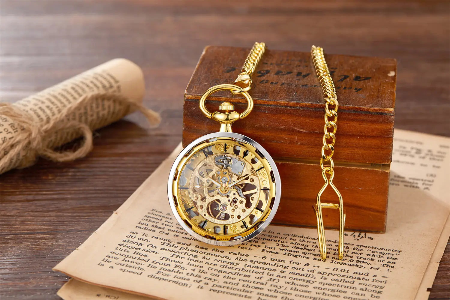 Montre de poche mécanique en or, squelette à remontage par la main, avec engrenages exposés à tonalité or et chiffres romains, posée sur un livre ouvert.