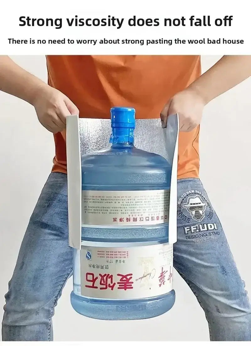 Botella de agua de plástico azul con tapa azul y etiqueta blanca con caracteres chinos rojos en el reverso de las pegatinas para azulejos, con paneles de mármol autoadhesivos impermeables y respaldo adhesivo.