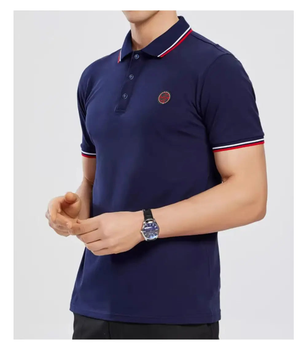 Herren-Poloshirt aus Baumwolle in Marineblau mit rot-weißem Kontrastbesatz am Kragen und an den Ärmelbündchen, mit einem kleinen bestickten Logo auf der linken Brust.