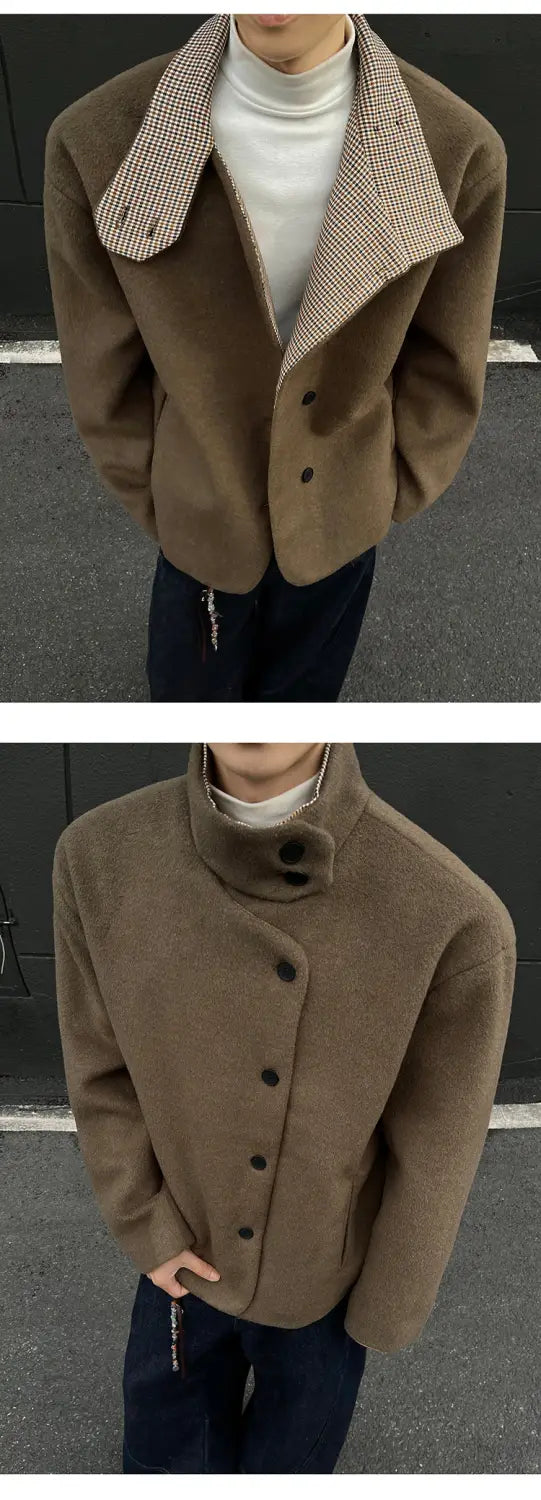 Veste d’hiver en laine marron pour homme, coupe slim, col montant, avec un col à motif pied-de-poule contrastant et une fermeture boutonnée assortie.