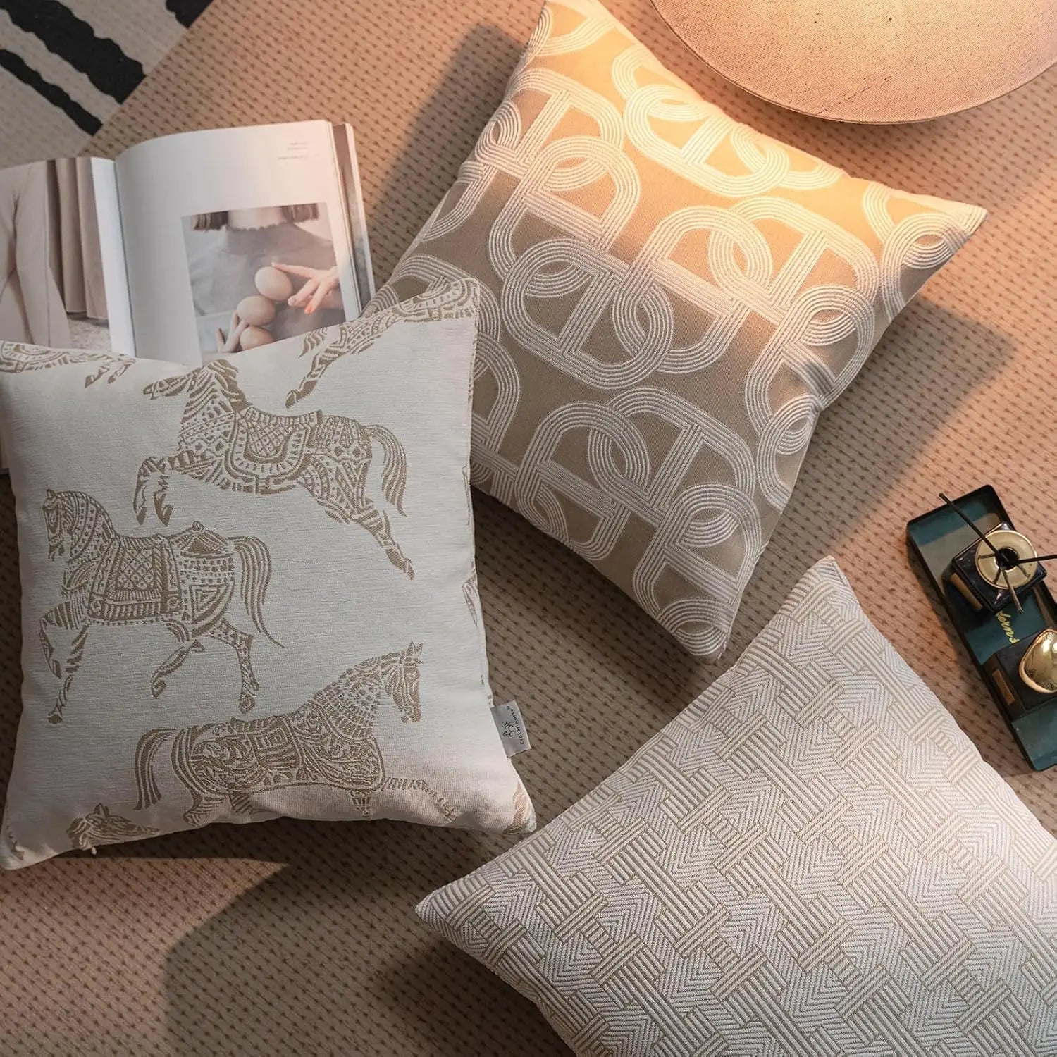 Housse de coussin de luxe couleur lin sec beige, avec un tissu beige, arborant des motifs de chevaux brodés dans une teinte taupe atténuée, design en jacquard.