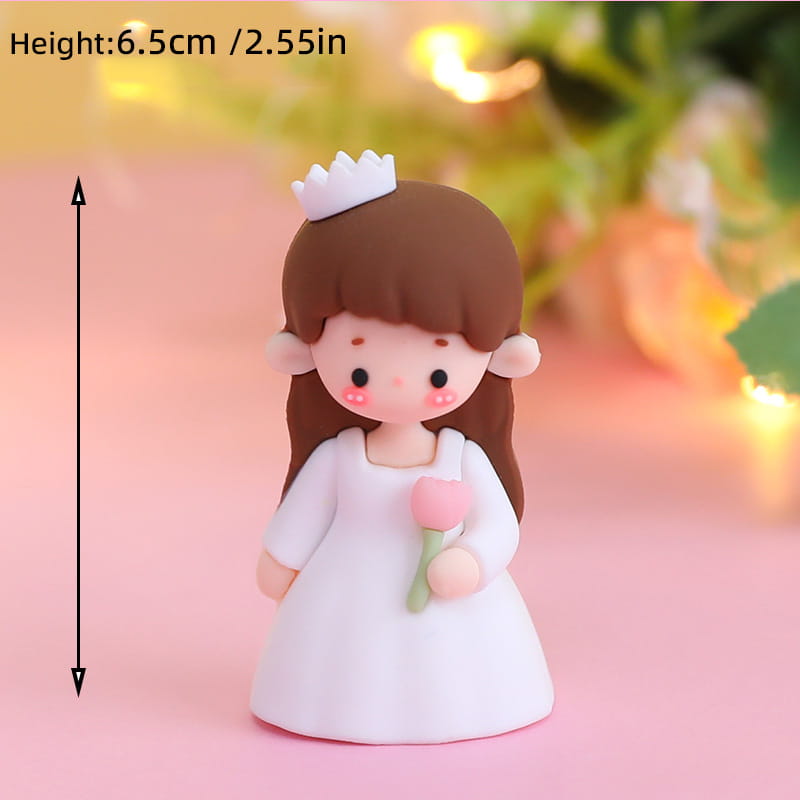 Une figurine de sujet de gâteau pour couple en PVC d’environ 6,5 cm de hauteur représentant une fille au style cartoon, aux cheveux bruns, portant une robe blanche et une petite couronne blanche, tenant une tulipe rose, pour la décoration d’anniversaire de la Saint-Valentin.