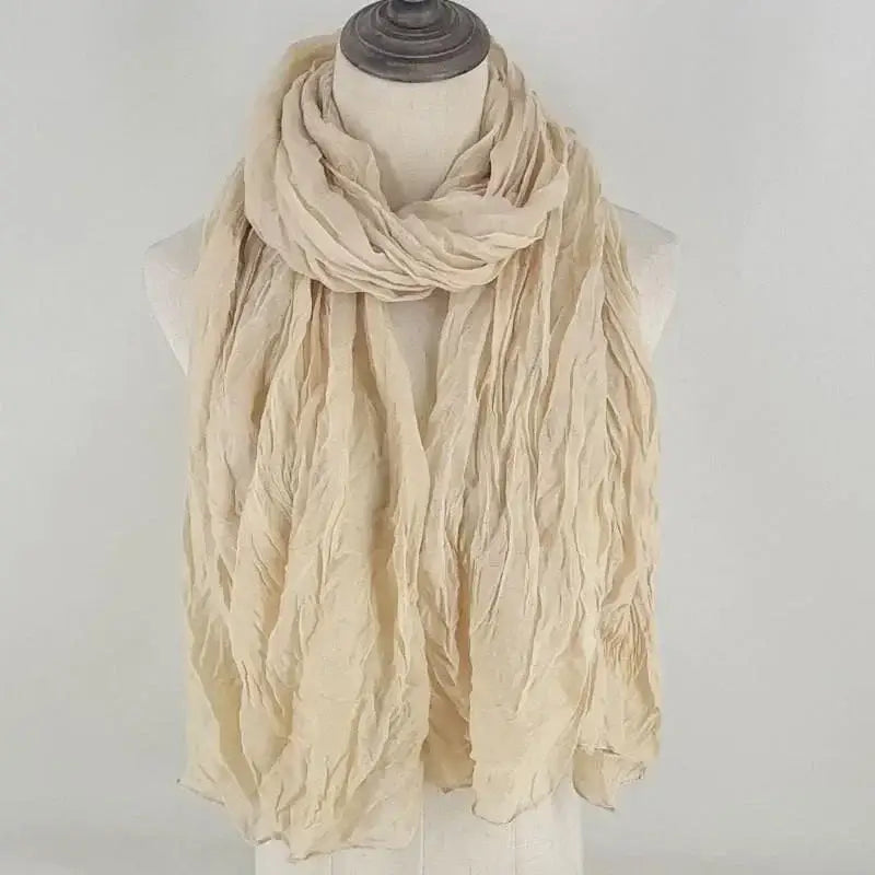 Bufanda de algodón lino color beige arrugada para mujer, drapeada alrededor de un maniquí que muestra su diseño de color sólido transpirable como chal