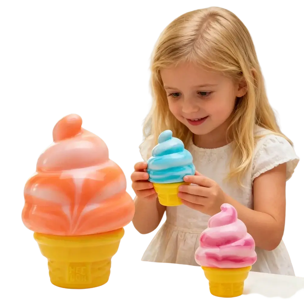 Ein Kind hält ein blaues und gelbes Eistüten-Eiscreme-Kegel-Nee-Doh-Quietschtier-Fühlspielzeug mit geschwungenem Zuckerguss, während zwei weitere Plastik-Eistüten-Eiscreme-Kegel mit orange-pinken und pink-weißen Wirbeln in der Nähe ausgestellt sind.