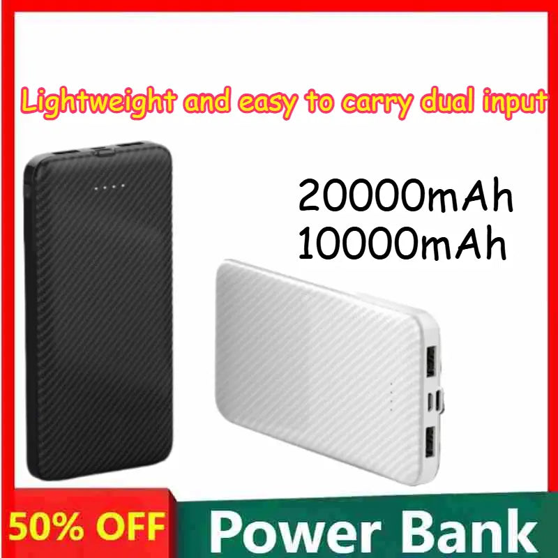 Schwarz-weiße Carbonfaser-Powerbanks für unterwegs mit zwei USB-Anschlüssen und einer strukturierten Oberfläche für ein effizientes Laden