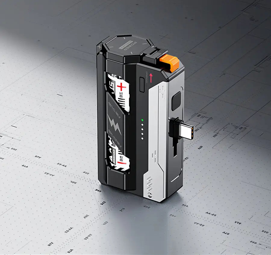 Taktische 5000-mAh-Taschenbatterie in Schwarz und Silber mit orangefarbenen Akzenten, mit einem USB-C-Anschluss und Akkuanzeige-Leuchten, entwickelt für zuverlässiges Laden und positive Rückmeldungen an Arbeitstagen.