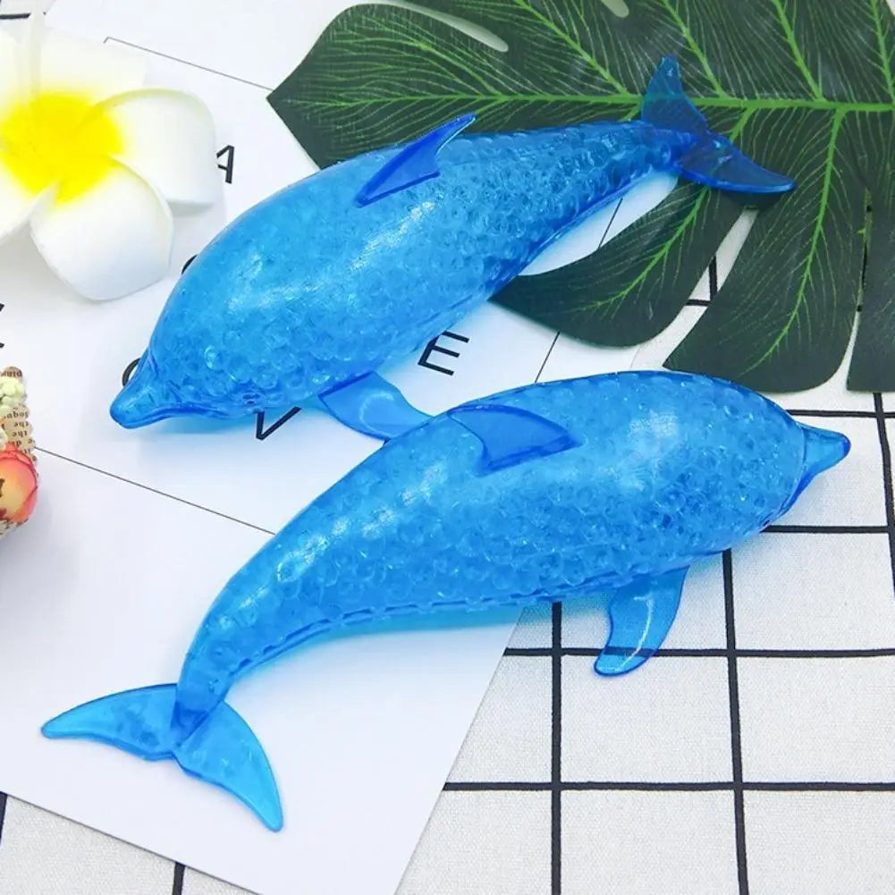deux jouets de soulagement du stress en forme de dauphin requin bleu translucide, avec une surface de gel refroidissant cristalline texturée, pour une utilisation en jouet d’attention sensorielle.