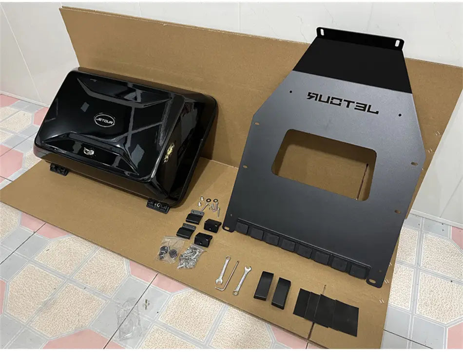 Schwarze matte Metall-Unterboden-Schutzplatte mit Ltectur-Branding und rechteckiger Aussparung mit Montagematerial für den Jetour Traveller T2 Dachbox-Aufbewahrungsträger