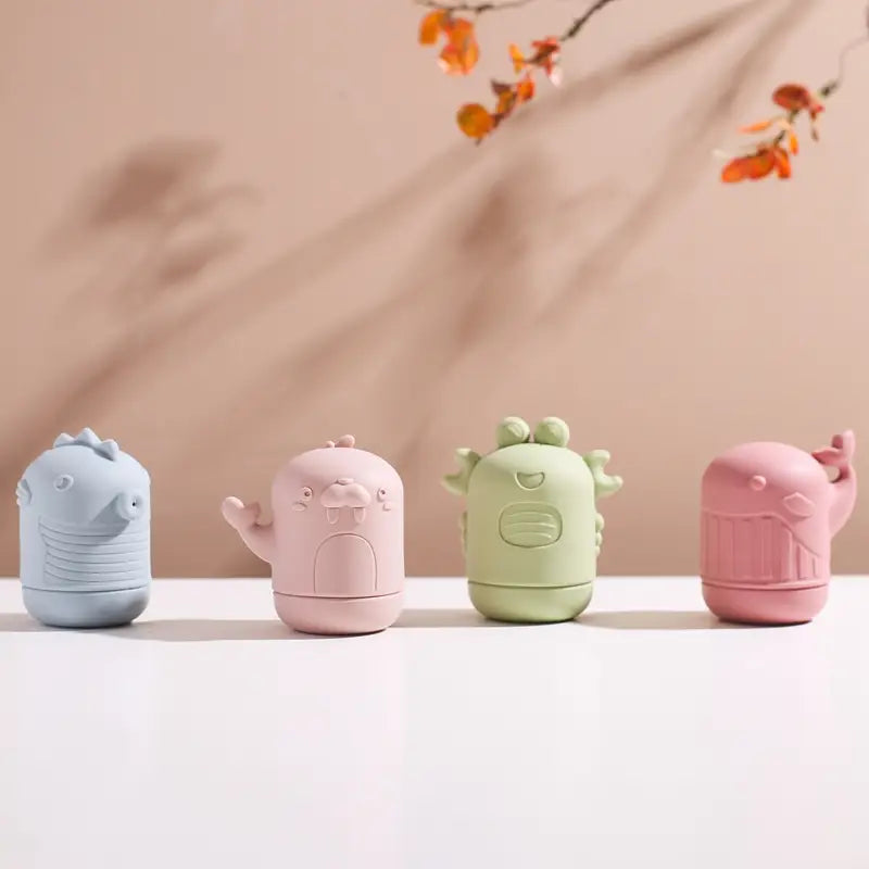 Pastellfarbige Silikon-Koala-Baby-Badesprinkler-Spielzeuge in Blau, Pink, Grün und Rosé mit niedlichen Gesichtsausdrücken und strukturierten Details