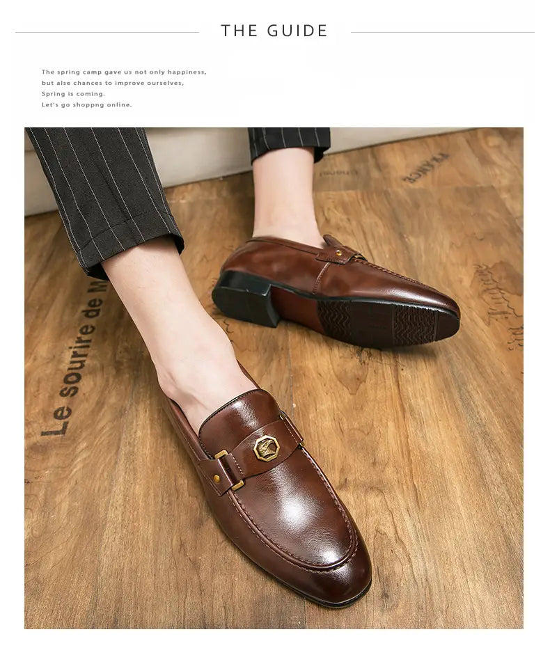 Herren-Lederslipper im eleganten Stil in braunem Leder mit goldfarbenen sechseckigen Schnallen und schwarzer Gummisohle