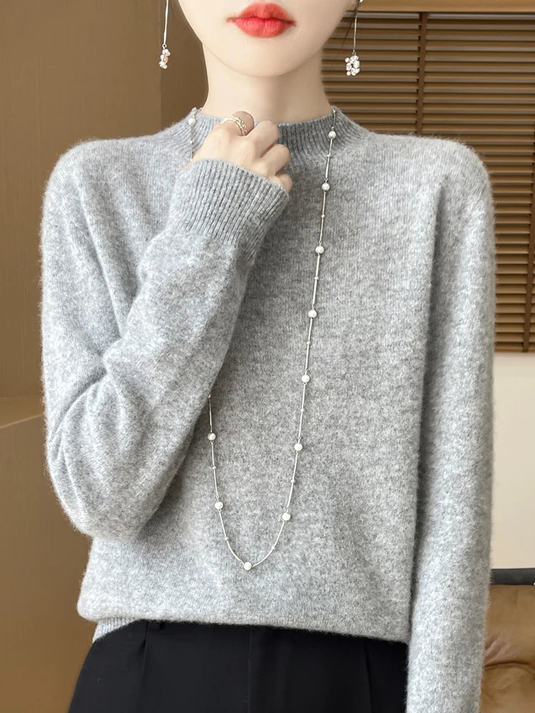 Ein weicher melierter grauer Merino-Wollpullover für Damen mit geripptem Ausschnitt und Bündchen.