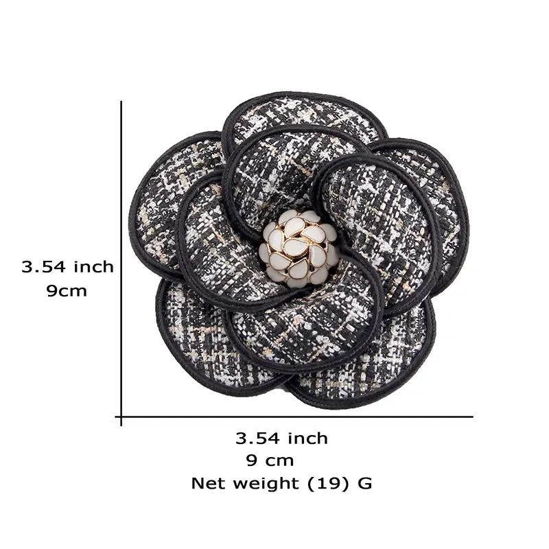 Brosche aus schwarzem und weißem Tweed-Kamelienstoff mit einer zentralen, perlenartigen Verzierung für Retro-Damenbrosche.
