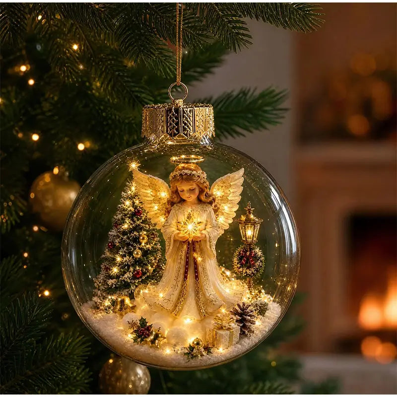 Une figurine d’ange doré, avec des ailes translucides et une robe blanche aux lignes fluides, enfermée dans une boule d’ornement de Noël en verre illuminée remplie de petites lumières, de neige, de pommes de pin et de décorations festives.