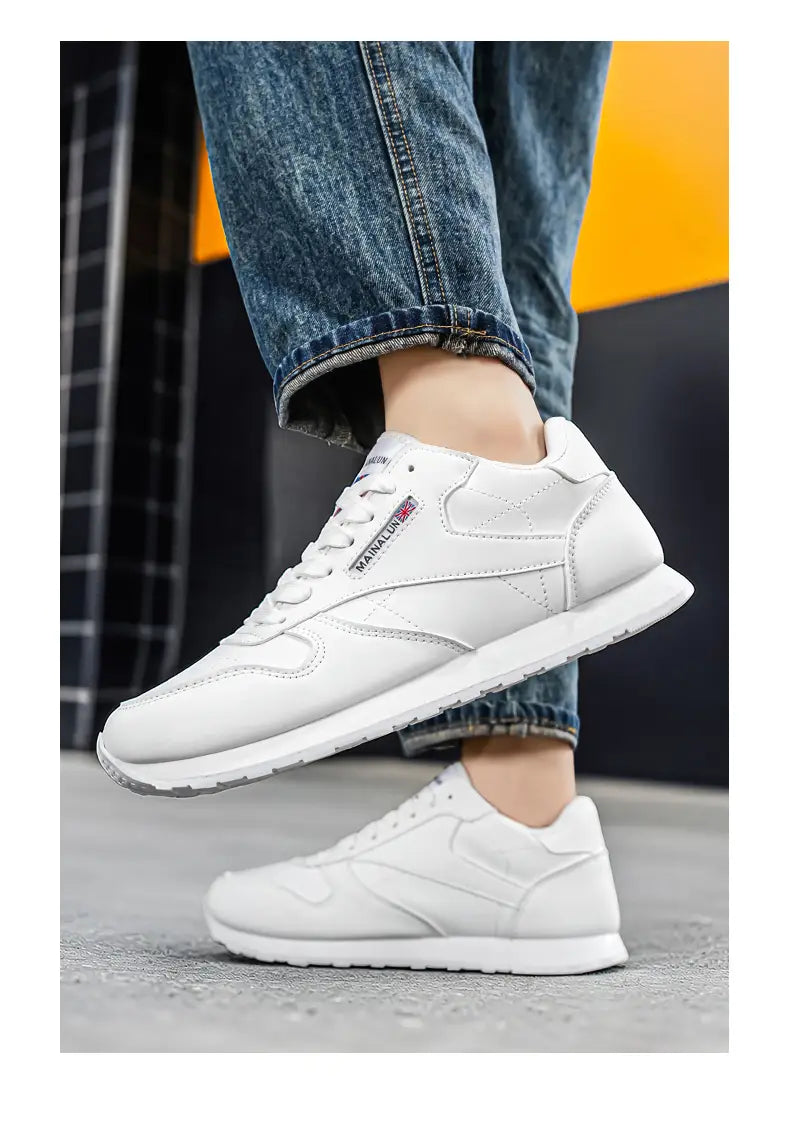 Herren-Freizeitsneaker aus weißem Leder, Sportschuhe mit sauberem, minimalistischem Design und dezenten Markenzeichen an der Seite