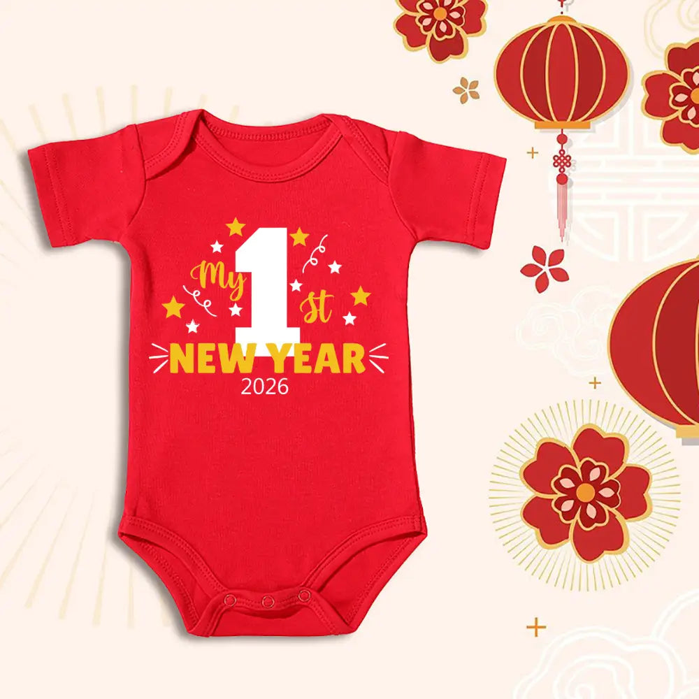 Combinaison-bermuda en coton rouge éclatant pour bébé, avec un texte audacieux blanc « 1er » et jaune « nouvel an 2026 » agrémenté de motifs d’étoiles, conçue pour célébrer le tout premier nouvel an d’un bébé.