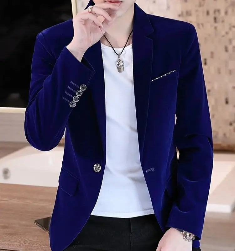 Veste de blazer en velours à coupe slim pour homme, en bleu marine, avec des boutons argentés et des détails brodés discrets.