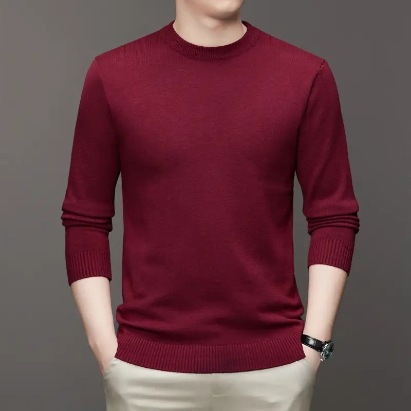 Klassischer Herren-Strickpullover mit Rundhalsausschnitt aus sattem Maroon mit langen Ärmeln sowie gerippten Bündchen und Saum.