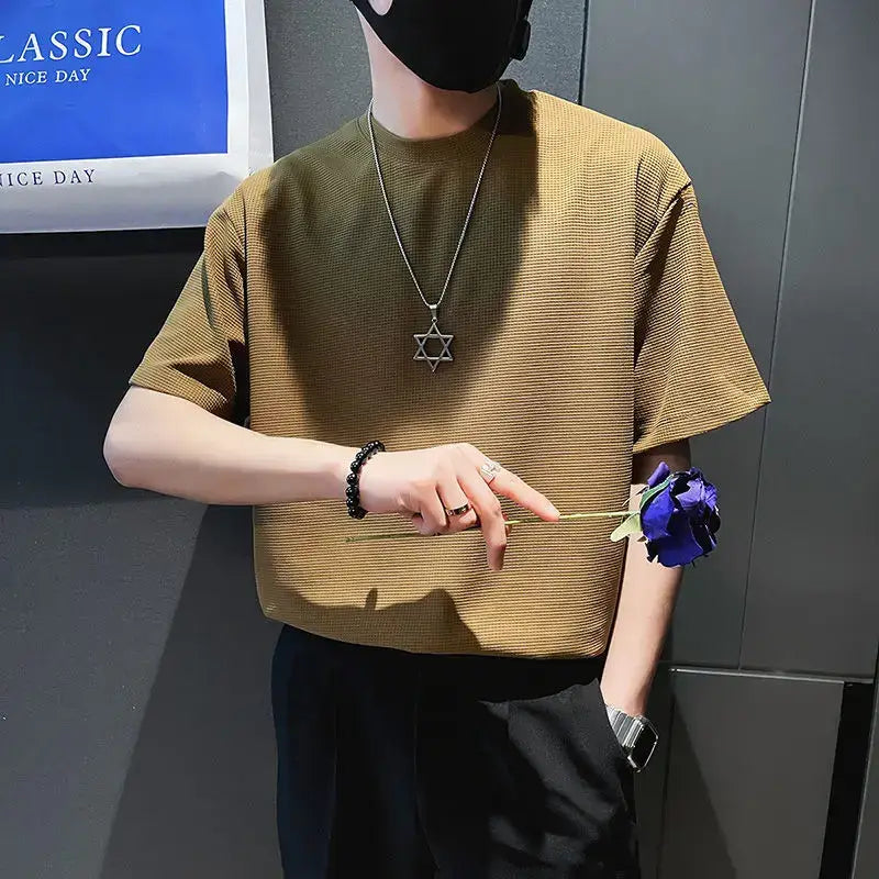 T-shirt à manches courtes et col ras du cou en maille côtelée vert olive pour homme, avec un tissu texturé