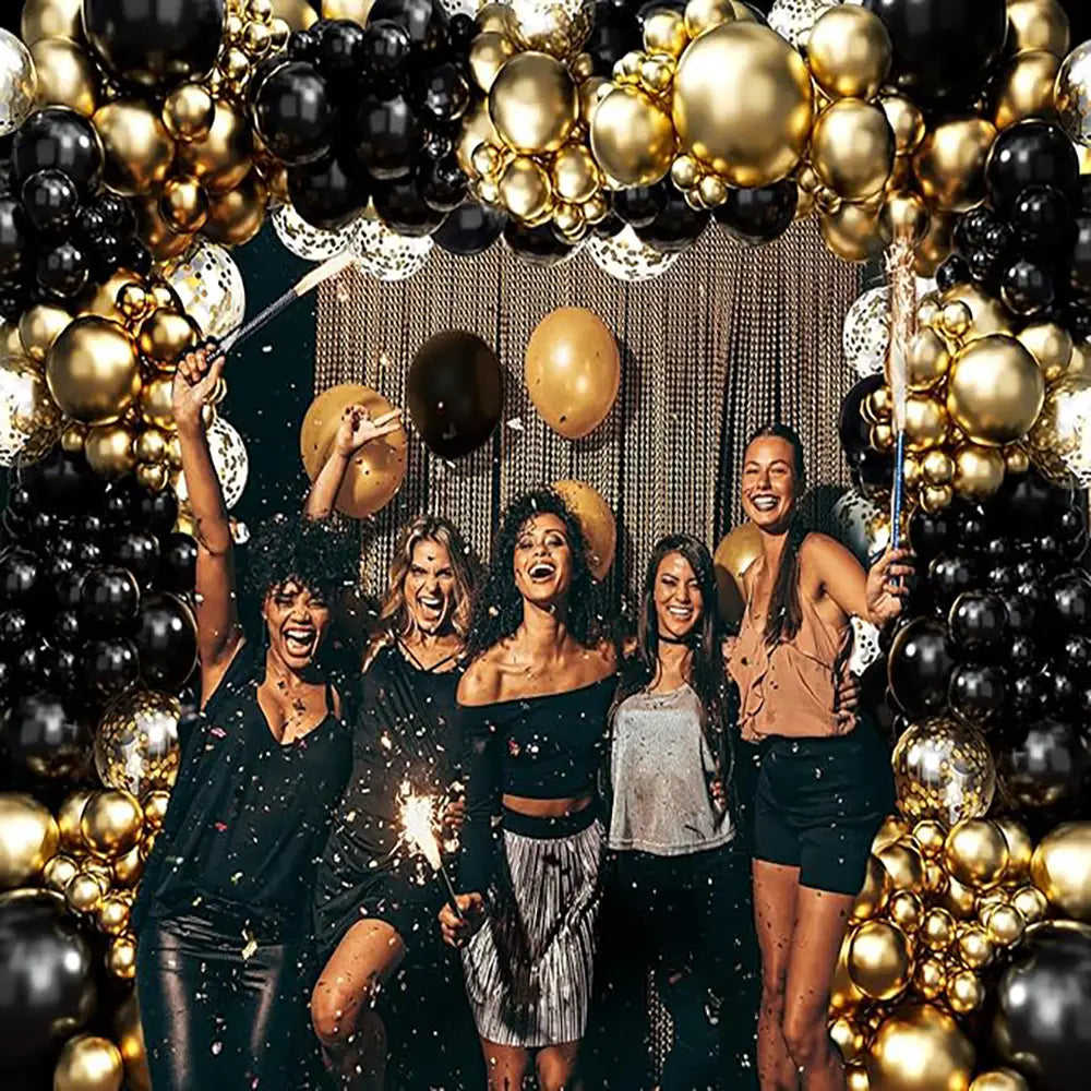 Schwarzes und goldenes Ballonbogen-Set mit einer eleganten Anordnung von Latexballons für die Partydekoration.
