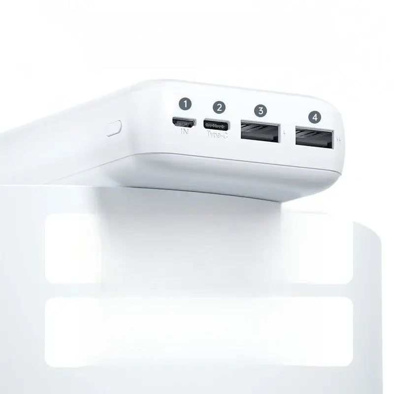 大容量20000mAhの白色長方形パワーバンクで、マイクロUSB入力が1つと標準USB-A出力が3つ備わっており、用途に応じた充電に幅広く対応します。
