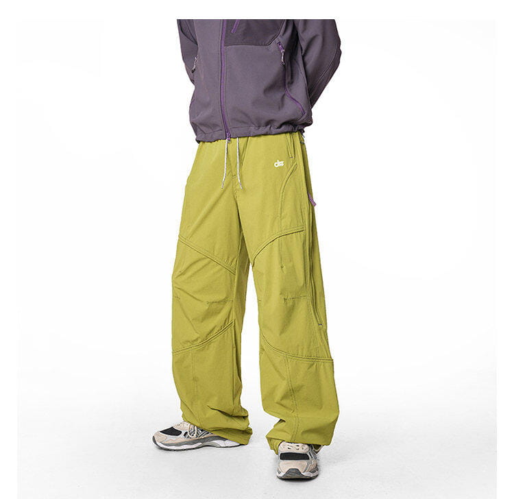 pantalones cargo impermeables de senderismo para hombre en verde oliva, con múltiples bolsillos y cinturilla con cordón para un rendimiento de secado rápido.