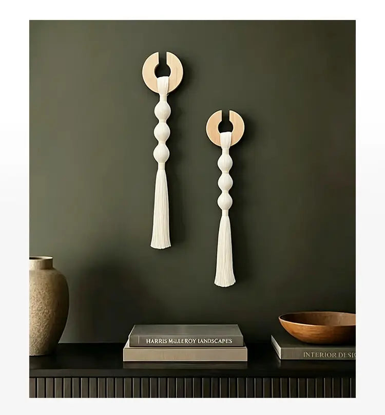 Dos colgantes murales macramé minimalistas blancos con tapas circulares de madera y borlas, presentados como arte de colgante mural con borlas tejidas para la decoración del hogar.