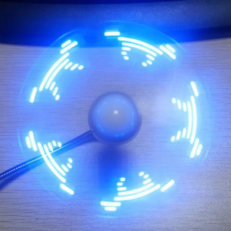 Juguete giratorio tipo fidget con LED azul que emite patrones luminosos integrados en un ventilador de reloj con LED USB, diseñado como un accesorio portátil y flexible para ordenadores portátiles.