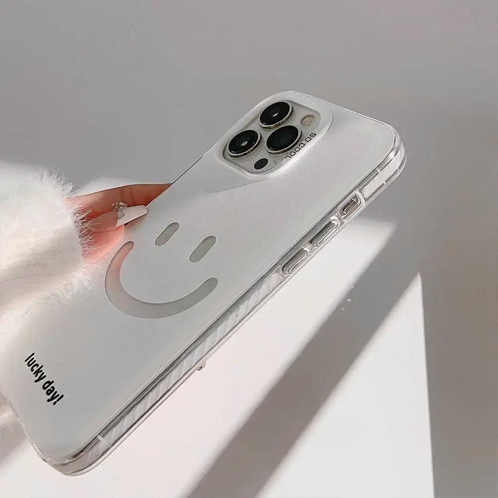 Funda para iPhone transparente blanca, elaborada con un material resistente, que presenta un sutil diseño de carita sonriente gris y el texto «Lucky Day» en el lado posterior.