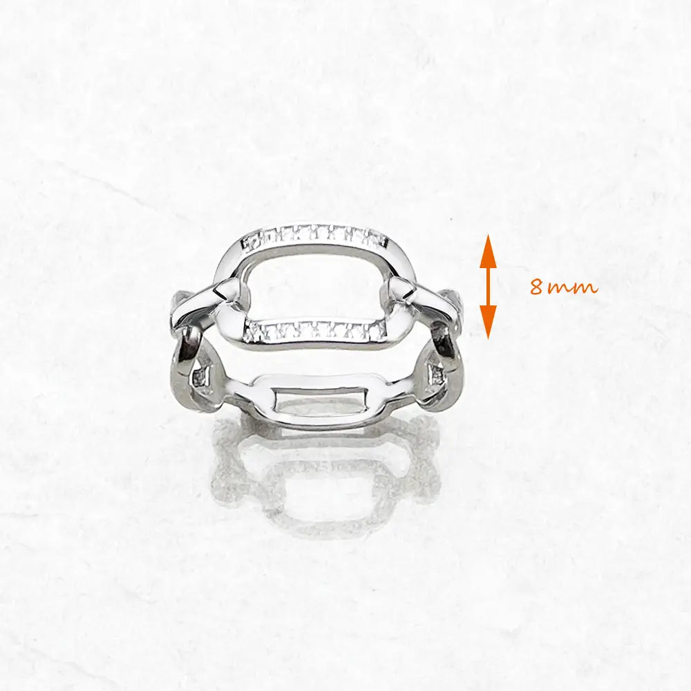 Kette aus Sterlingsilber-Gliedern mit Zirkonia, Ring mit einem silberfarbenen Band und eingearbeiteten klaren Steinen.