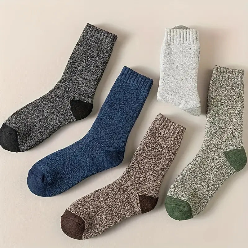 Cinq paires de chaussettes d’hiver thermiques pour hommes, en maille texturée confortable, dans des tons terreux assortis, avec des accents contrastés au niveau de l’orteil et du talon.